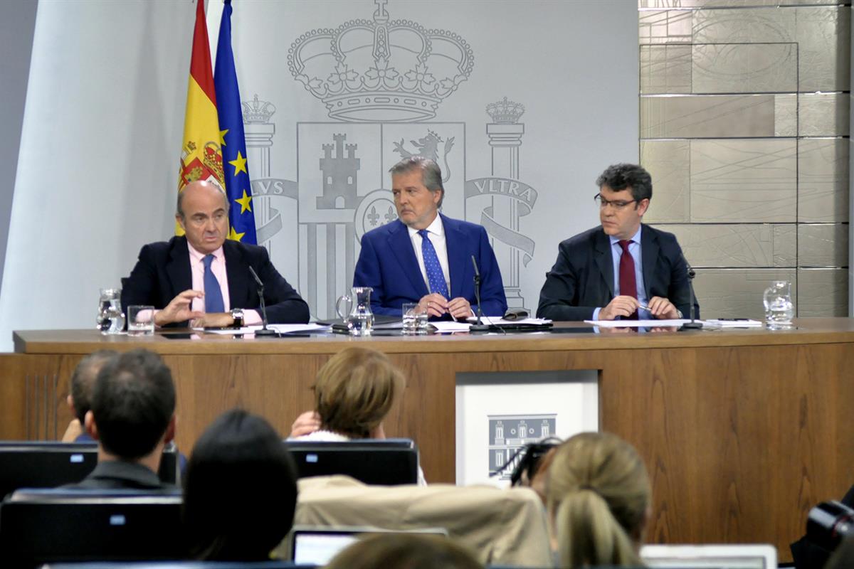 6/10/2017. Consejo de Ministros: Méndez de Vigo, De Guindos y Nadal. Los ministros de, Educación, Cultura y Deporte y portavoz del Gobierno,...